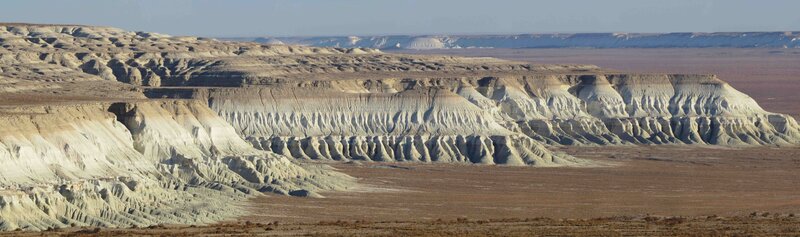 Die Winterkalten Wüsten haben viele Gesichter. Hier ein Blick auf die Steilwände des Ustjurt-Plateaus, welches sich über den Westen Kasachstans, Turkmenistans und Usbekistans erstreckt Foto: V. Terentiev