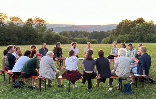 Teilnehmende auf der Wiese