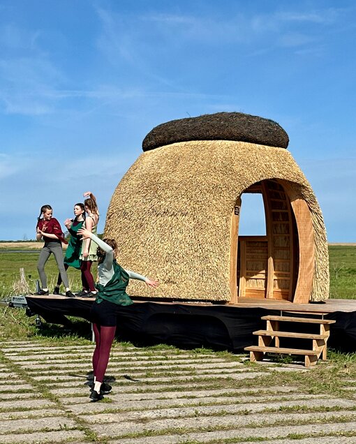 Mit einer poetischen Performance brachten die Tänzerinnen der JugendTanztCompany der Greifswalder Kunstwerkstätten das Zusammenspiel von Wasser, Wind und Landschaft sinnlich zum Ausdruck. Foto: S. Kagemann / Michael Succow Stiftung