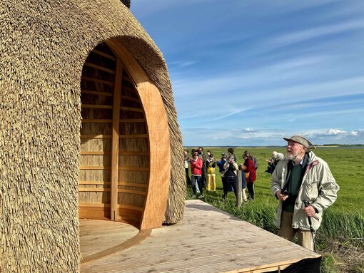 Der Moorpavillon lädt Schulklassen, Reisende und Einheimische zum Erkunden und Lernen ein. Foto: S. Kagemann / Michael Succow Stiftung