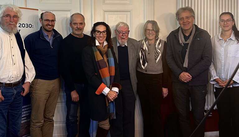 Stifter, Stiftungsrat und Geschäftsführung (v.l.n.r.): Prof. Dr. Hans Dieter Knapp (ehemaliger stellv. Vorsitzender), Jan Peters (Geschäftsführer), Lothar Frenz, Kathrin Succow (Vorsitzende), Prof. em. Dr. Michael Succow (Stifter), Dr. Marilen Macher, Axel Steffen, Nasrin Morgan (stellv. Geschäftsführerin)
