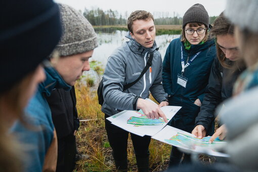 Vorprogramm der MoKKa-Abschlusstagung. Paul Lesky von der Stiftung Umwelt- und Naturschutz MV stellt die Planungen für das Grambower Moor vor. Foto: Succow Stiftung/Stephan Busse