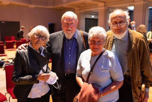 Auf dem Festakt zum 80. Geburtstag von Prof. em. Dr. Michael Succow im Jahr 2021: Er im Kreise von Ulla Succow, Monika Pries und Ernst Pries.