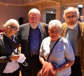 Auf dem Festakt zum 80. Geburtstag von Prof. em. Dr. Michael Succow im Jahr 2021: Er im Kreise von Ulla Succow, Monika Pries und Ernst Pries.