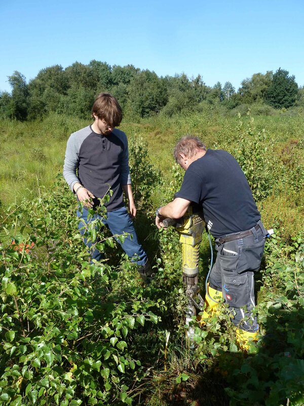 März 2024: Die Pegel werden im Mannhagener Moor installiert. Foto: N. Seifert/ Michael Succow Stiftung