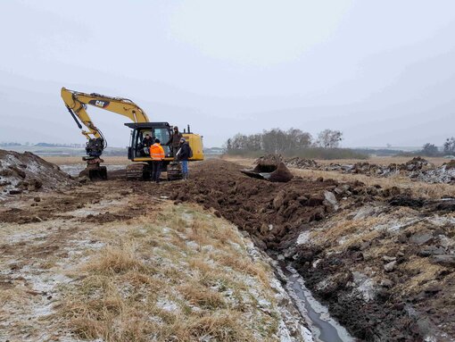 Gräben werden verfüllt. Foto: L. Heinze / Michael Succow Stiftung