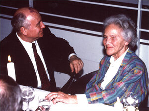 Marion Dönhoff with Michail Gorbatschow (Photo: Marion Dönhoff Stiftung)