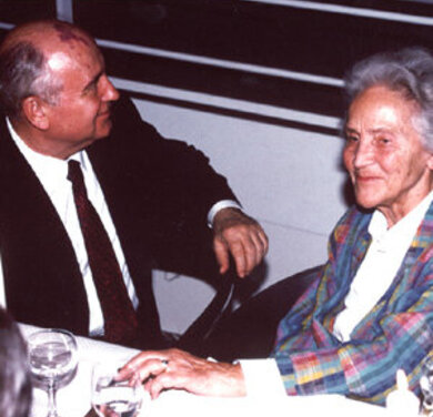 Marion Dönhoff with Michail Gorbatschow (Photo: Marion Dönhoff Stiftung)