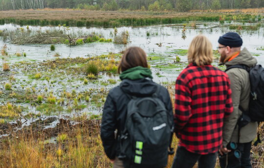 Vorprogramm der MoKKa-Abschlusstagung. Exkursion ins Grambower Moor, geleitet von Karsten Pellnitz vom Förderverein Grambower Moor e.V.. Foto: Succow Stiftung/Stephan Busse 