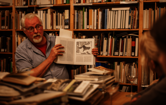 Hans Joosten in der von ihm gegründeten Fachbibliothek zu Moor (Foto: T. Dahms)