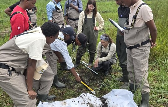 First introducton to peat identification and general properties by MSF team during the peatland groundtruthing training in Rucahabi peatland, Ntarama, Rwanda (Photo: Michael Succow Foundation / S. Elshehawi) 