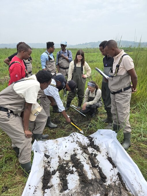 Einführung in die Torfidentifikation und grundlegende Eigenschaften durch das MSF-Team während der Ground-Truthing-Schulung im Rucahabi-Moor, Ntarama, Ruanda (Foto: Michael Succow Stiftung / S. Elshehawi) 