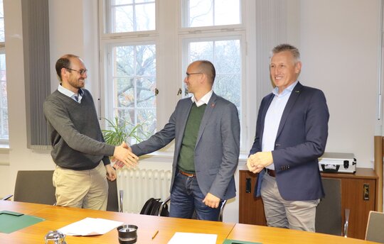 Jan Peters, Managing Director of the Succow Foundation, Prof. Dr. Matthias Barth, President of the HNEE and Peter Südbeck, Chairman of the NNL (from left to right), seal their further cooperation in the BRI. Photo: HNEE