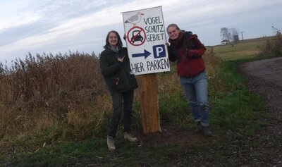 Neues Schild auf der Insel Koos (C) MSS