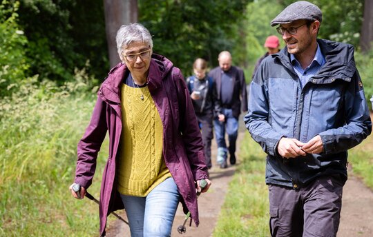 MdEP Jutta Paulus und Jan Peters in der Sernitz-Niederung. Foto: Patricia Haas 