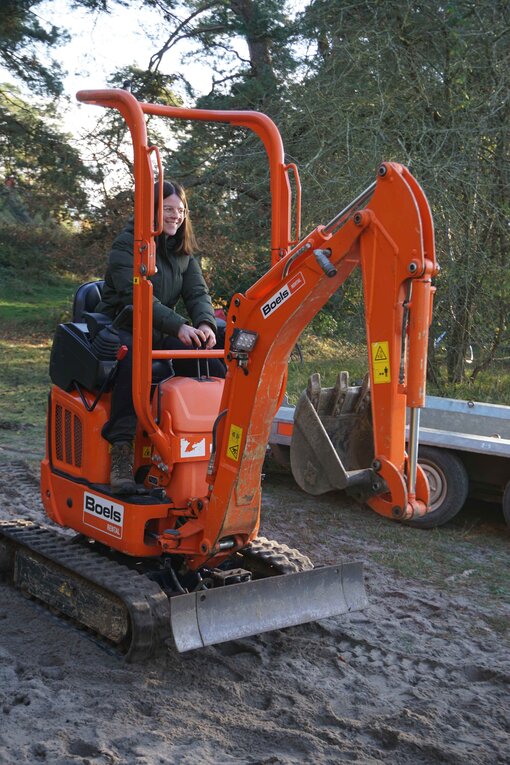 Mit Bagger und Spaß auf dem Arbeitseinsatz.