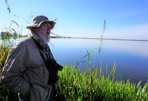 Michael Succow setzt sich jahrzehntelang für den Naturschutz ein. Hier an der Peene. 