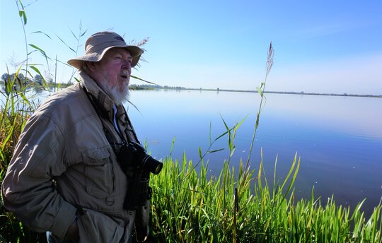 Michael Succow setzt sich jahrzehntelang für den Naturschutz ein. Hier an der Peene. 