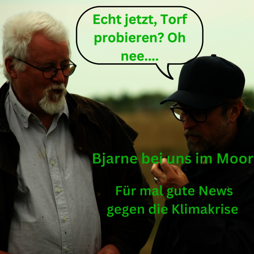 Bjarne Mädel mit Moorprof Joosten beim Häppchen Torf (Foto: J. Wunderlich)