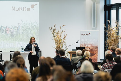 Staatssekretärin Elisabeth Aßmann vom Ministerium für Klimaschutz, Landwirtschaft, ländliche Räume und Umwelt gibt ein mitreißendes Grußwort. Foto: Succow Stiftung/Stephan Busse