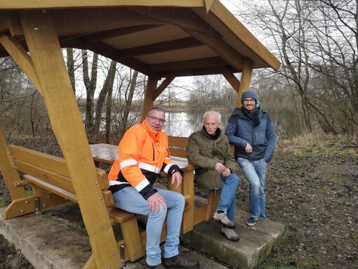 Thomas Pauketat, Bürgermeister von Sundhagen, zusammen mit Michael Bellwinkel und Jan Peters bei der feierlichen Übergabe der Sitzmöbel an die Öffentlichkeit.